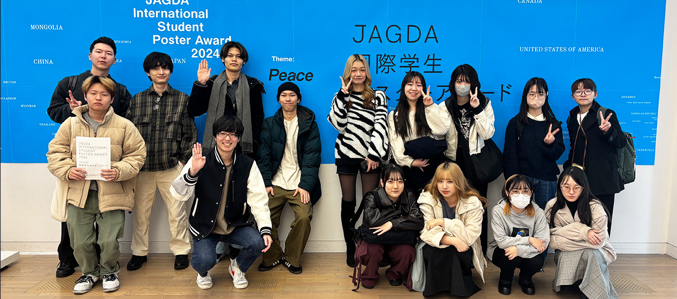 ウオールアート　A4 　「駅で待つ女学生」 高校生、松江駅前で即興アート 宍道湖から着想 壁面に絵や書 | 山陰